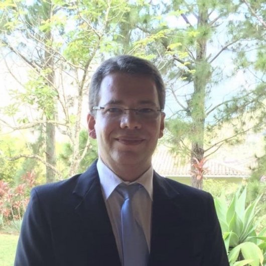 Dr. Emanuel Oliveira