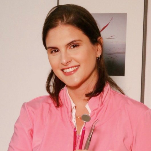 Dra. Débora de Queirós Cavour