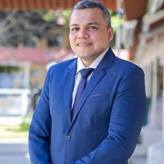 Dr. David Henrique