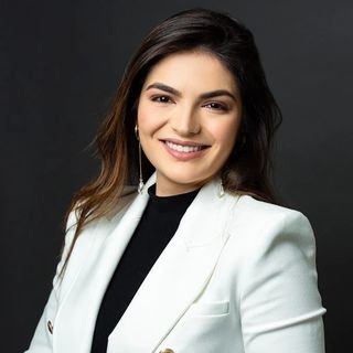 Dra. Camila Zaki .