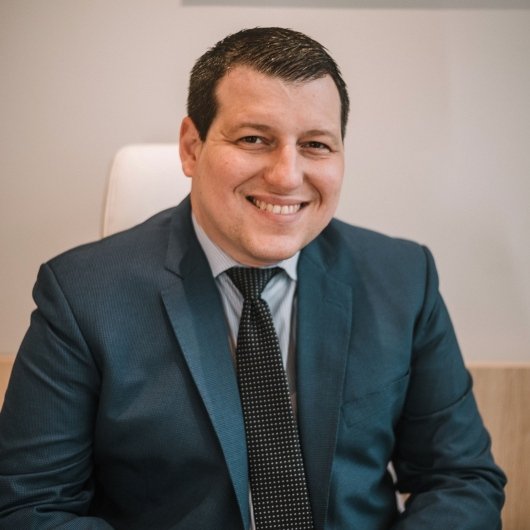 Dr. Daniel Leal
