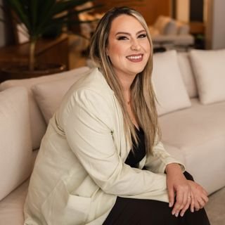 Dra. Paula Farias Lischt Teixeira Gomes