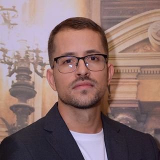 Dr. Douglas Queiroz Martins