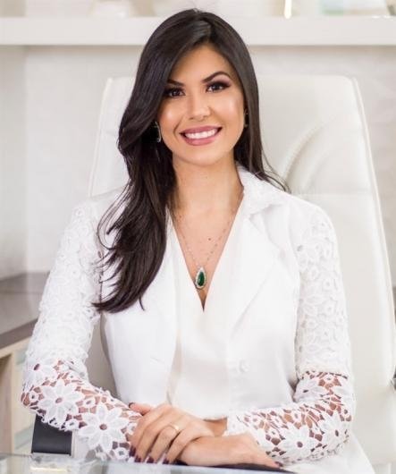 Dra. Larissa Glória