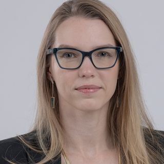 Dra. Caroline Petersen