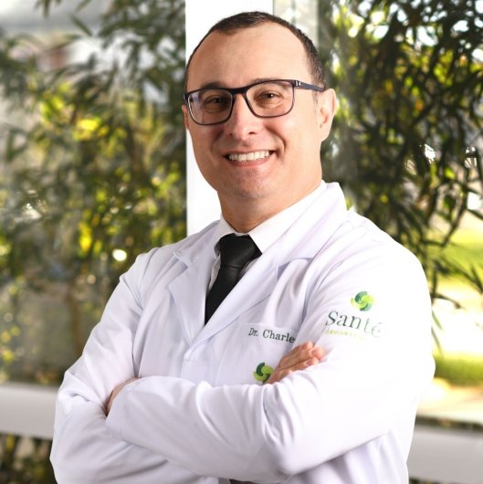 Dr. Charles Alain Córdova Pinto