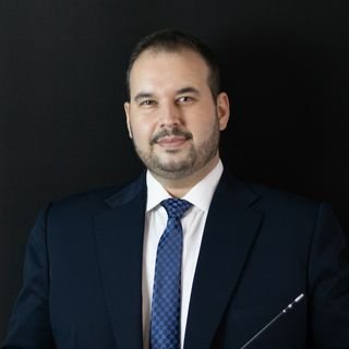 Dr. Tássio Fernando Crusius .