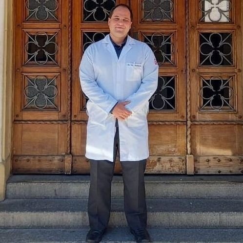 Dr. Vitor Waisman .