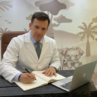 Dr. Marcos Correa de Moraes