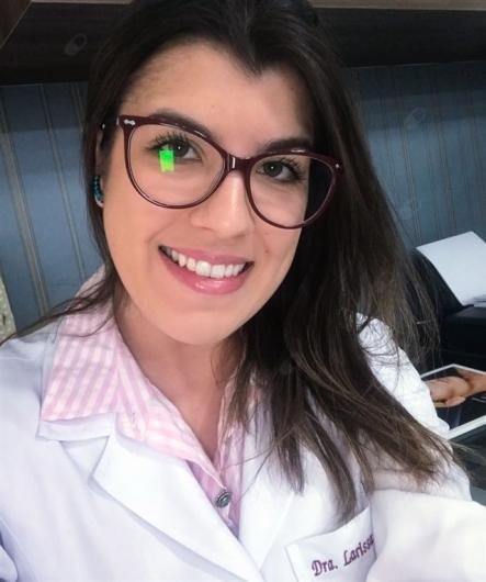 Dra. Larissa D. Teixeira