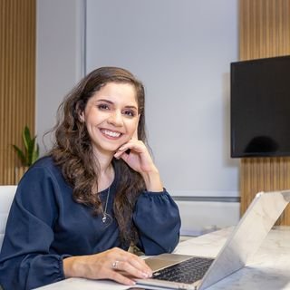 Dra. Aline Paiva Pereira