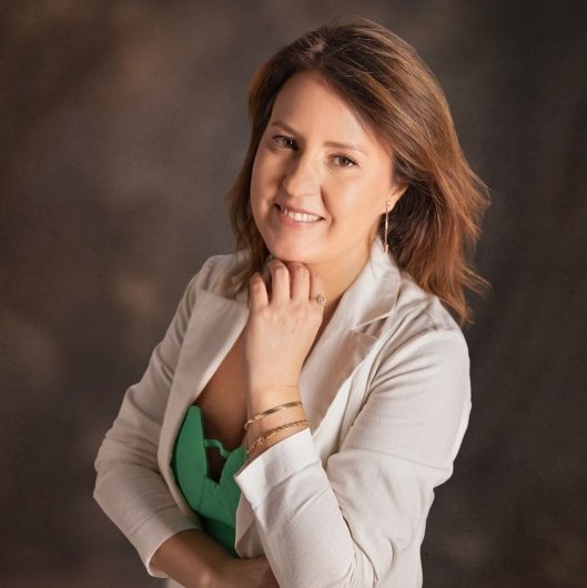 Dra. Thaisa Navolar