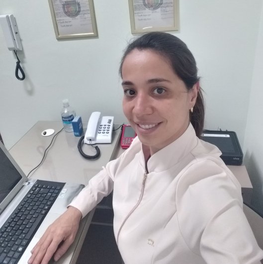 Dra. Emanuelle Marçola Caniato