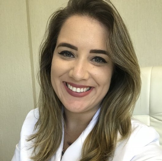 Dra. Larissa Menezes Costa