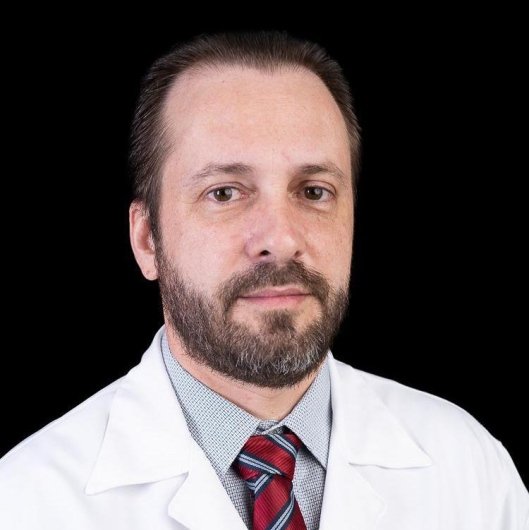 Dr. Leonardo Lucas