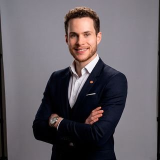 Dr. Lucas Nicolau