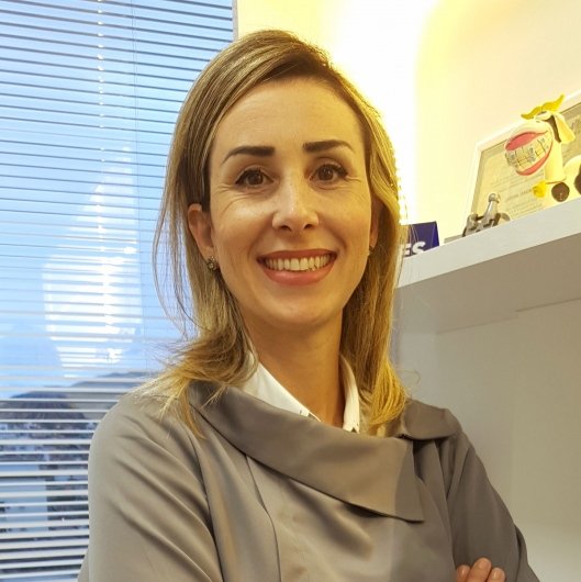 Dra. Larissa Heil