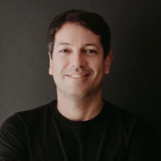 Dr. Roger Claudio de Oliveira Santos