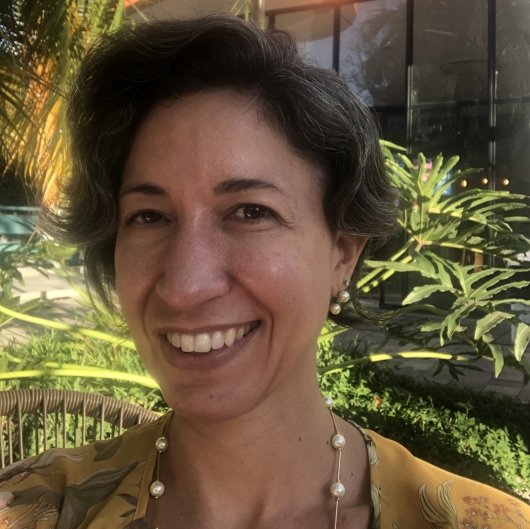 Dra. Ana Cláudia Lopes Calças