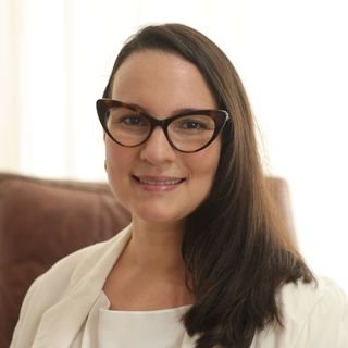 Dra. Sabrina Coelho Poses