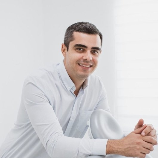 Dr. Carlos Matheus Lescura