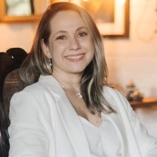 Dra. Adnéa Candido Galdino Siqueira .