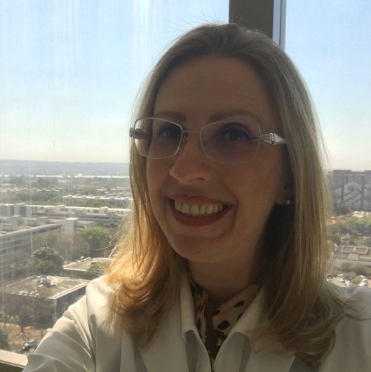 Dra. Fabiana Comar