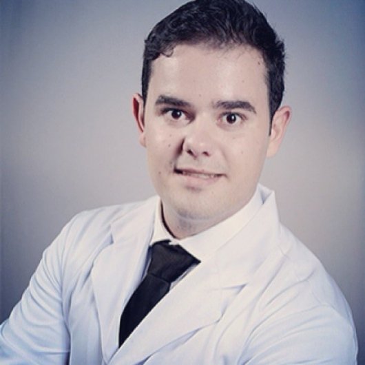 Dr. Gustavo Albino