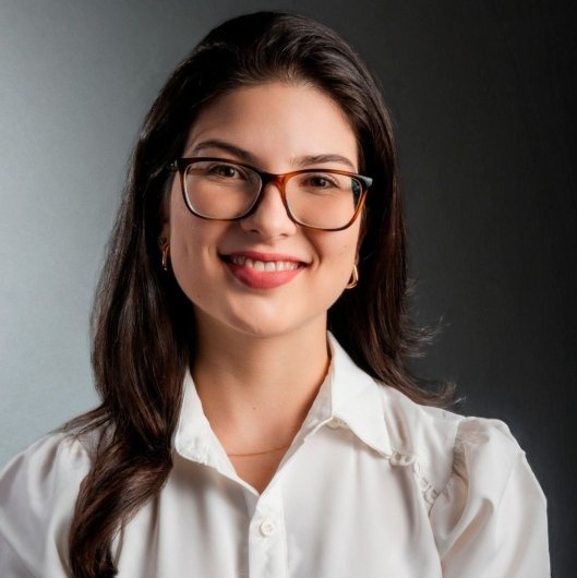 Dra. Larissa Almeida Campos Esteves