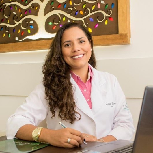 Dra. Larissa Junqueira