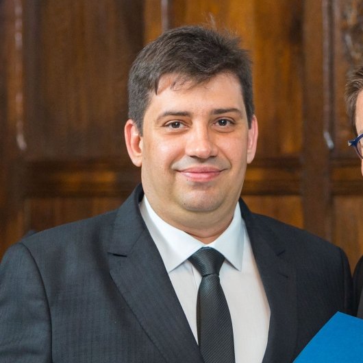 Dr. Ricardo Henklain