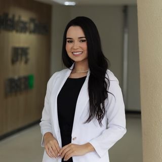 Dra. Evelliny Gomes