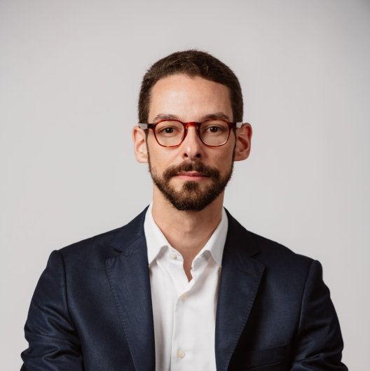 Dr. Arian Carvalho