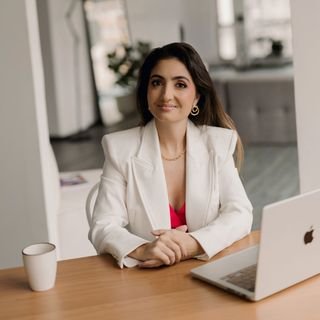 Dra. Cintia dos Santos Lourenço