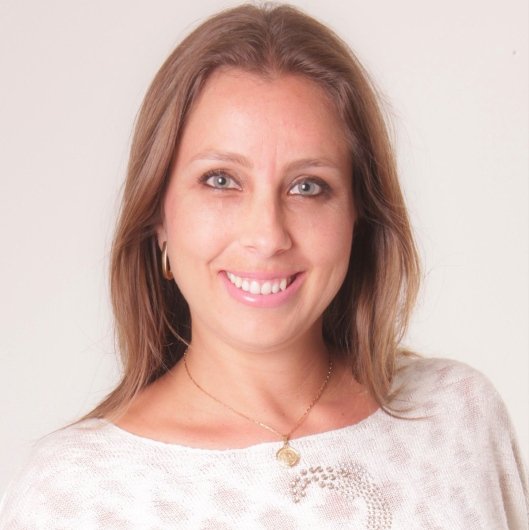 Dra. Karine Arruda Flores