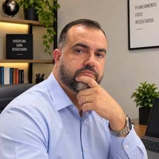 Dr. Elias Oliveira