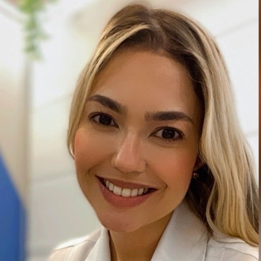 Dra. Lara França