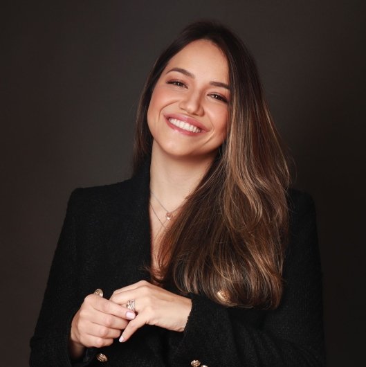 Dra. Isabella Reis de Oliveira