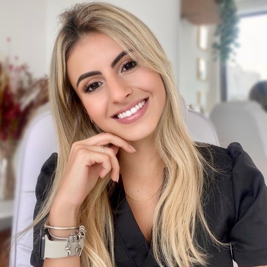 Dra. Monique Menezes